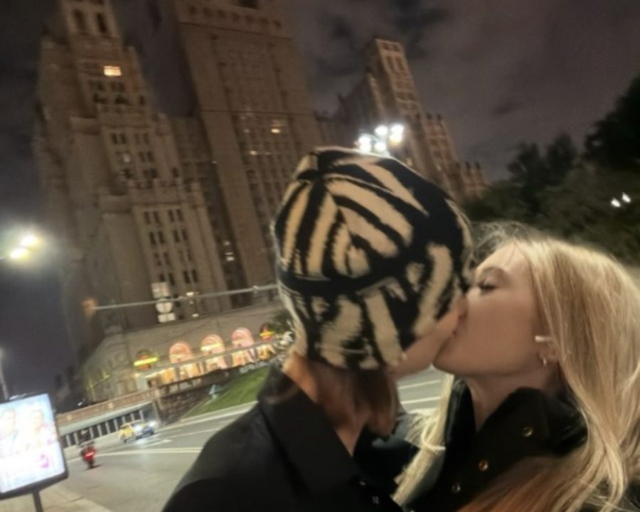 Мы целуемся ночью у сталинской высотки